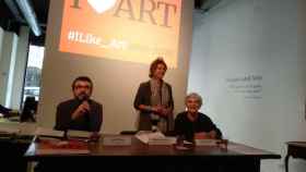 La presidenta del Gremio de Galerías de Arte de Cataluña, Mónica Ramon, acompañada de Judit Subirachs y Jordi Pijoan / CG