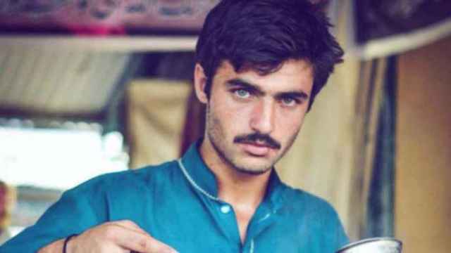 Arshad Khan, de 18 años, que hasta hace poco era vendedor ambulante de té, ha sido contratado como modelo / JAVERIA ALI