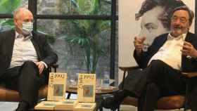 El historiador Jordi Canal, autor de '25 de julio de 1992', y Narcís Serra, en la librería Byron / CG