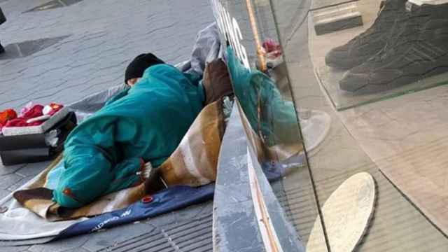 Una persona sintecho, durmiendo en las calles de Barcelona / ARRELS