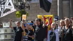 La presidenta de la ANC, Dolors Feliu, sube el puño junto a sus compañeros en un acto simbólico, en Plaza Sant Jaume de Barcelona /EUROPA PRESS