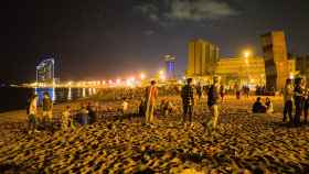 La playa de la Barceloneta registró concentraciones al inicio del toque de queda / EP