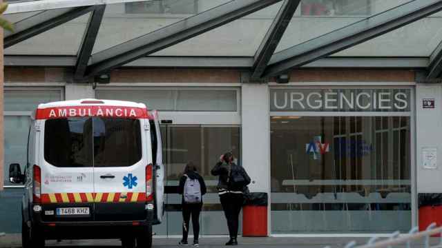 Entrada de un hospital de Cataluña, azotado por el Covid-19 / EFE