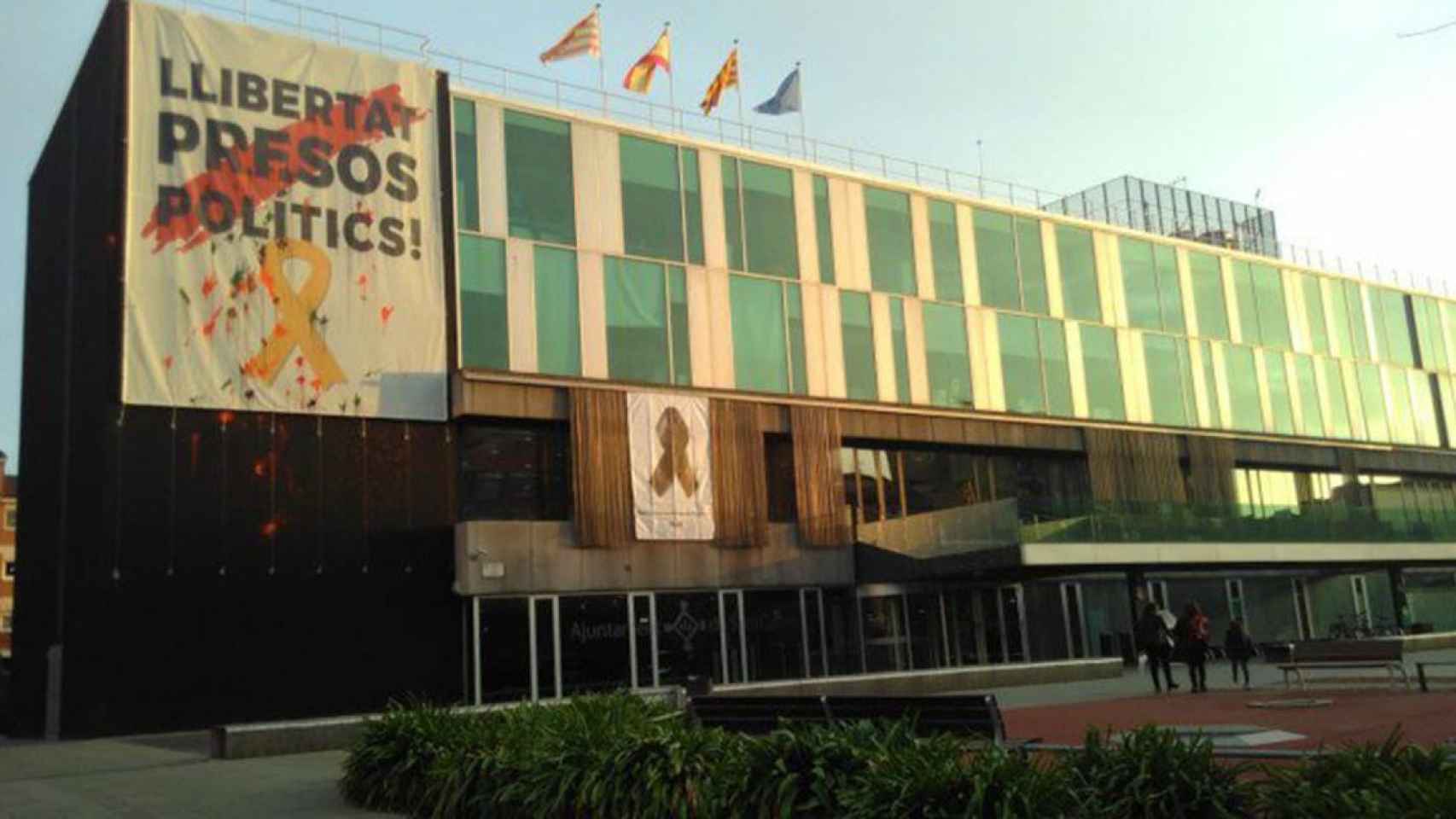 Pancarta colocada en la fachada del Ayuntamiento de Sant Cugat del Vallès (Barcelona) con lazo amarillo y lema a favor de los presos políticos