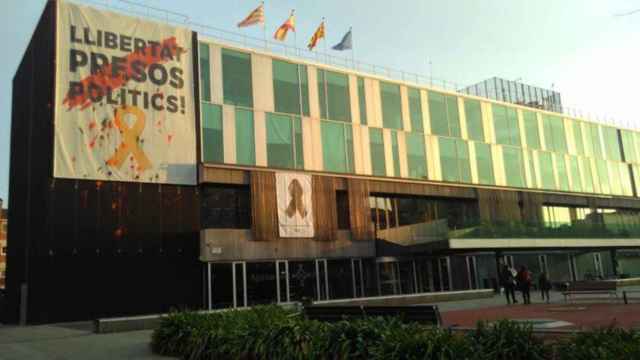 Pancarta colocada en la fachada del Ayuntamiento de Sant Cugat del Vallès (Barcelona) con lazo amarillo y lema a favor de los presos políticos