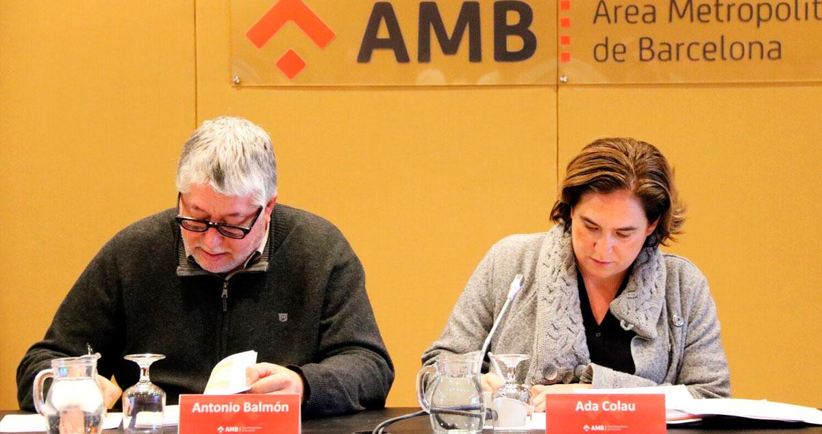 Ada Colau, alcaldesa de Barcelona y presidenta del AMB, con el vicepresidente, Antoni Balmón / CG