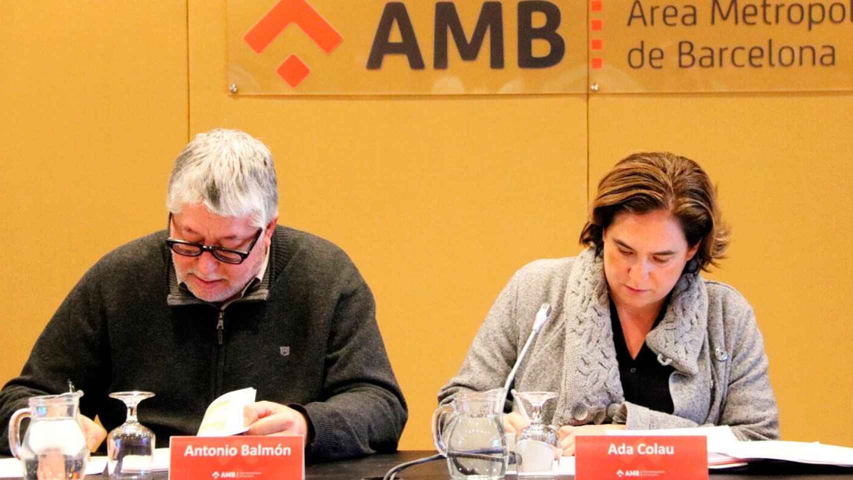 Ada Colau, alcaldesa de Barcelona y presidenta del AMB, con el vicepresidente, Antoni Balmón / CG