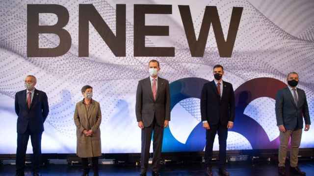 Felipe VI y Pedro Sánchez participan en la entrega de premios de la Bnew / EP