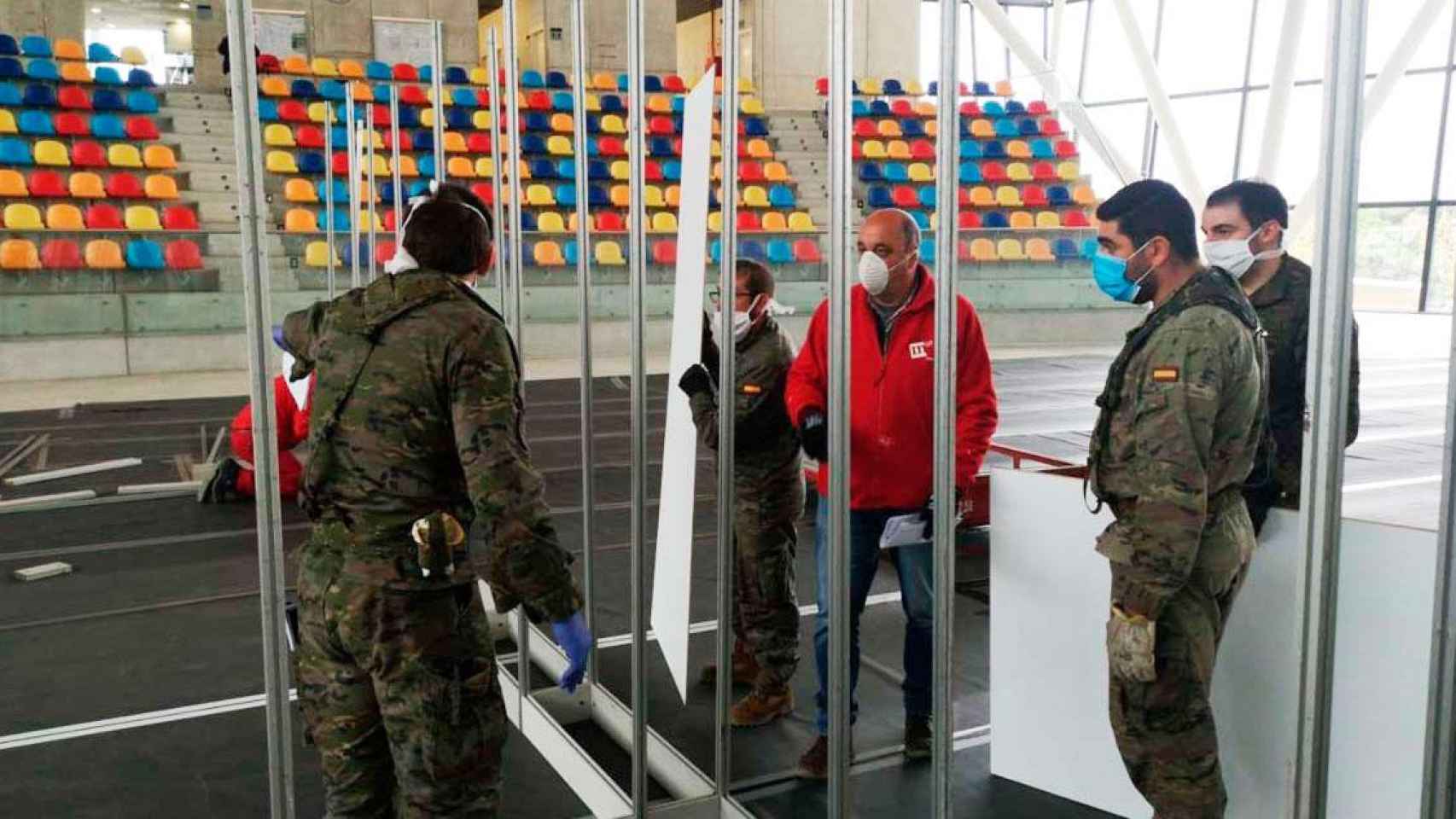 Imagen de efectivos del Ejército montando el hospital de campaña de Sabadell / EP