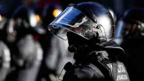 Imagen de un agente antidisturbios de los Mossos d'Esquadra controlando una manifestación en Barcelona / EP