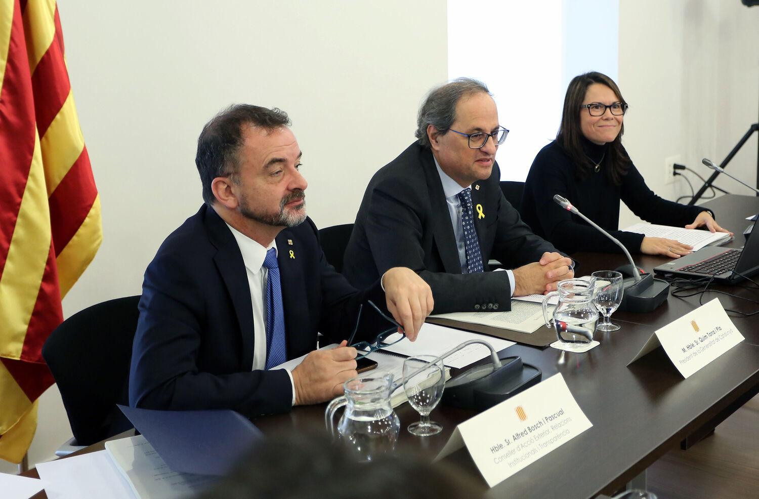 El presidente de la Generalitat, Quim Torra (c); el consejero de Acción Exterior, Alfred Bosch (i); y la directora del Diplocat, Laura Foraster (d) / DIPLOCAT