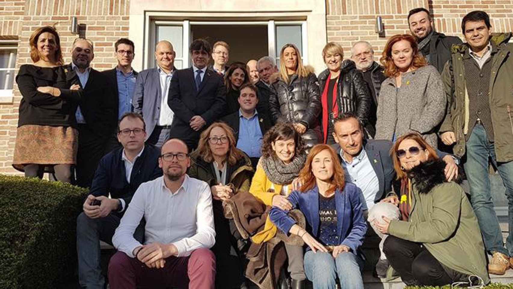 Carles Puigdemont posa con los miembros de la ejecutiva de PDeCAT reunidos en Waterloo / JUNTS PER CATALUNYA