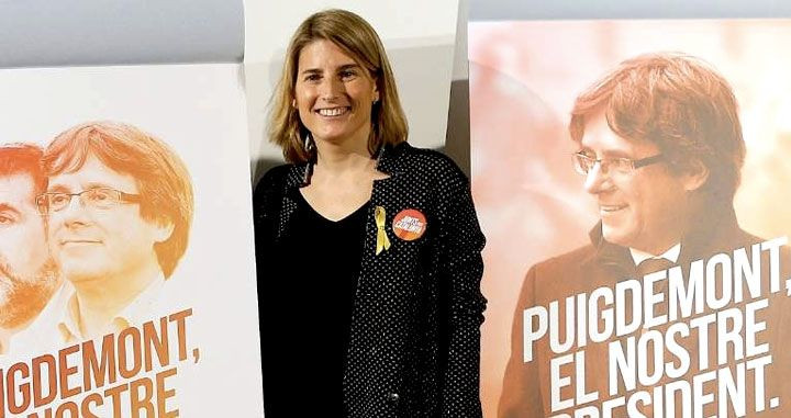 Elsa Artadi, portavoz de JxCat, en un acto electoral en el que recordaba a su jefe de lista, Carles Puigdemont / EFE