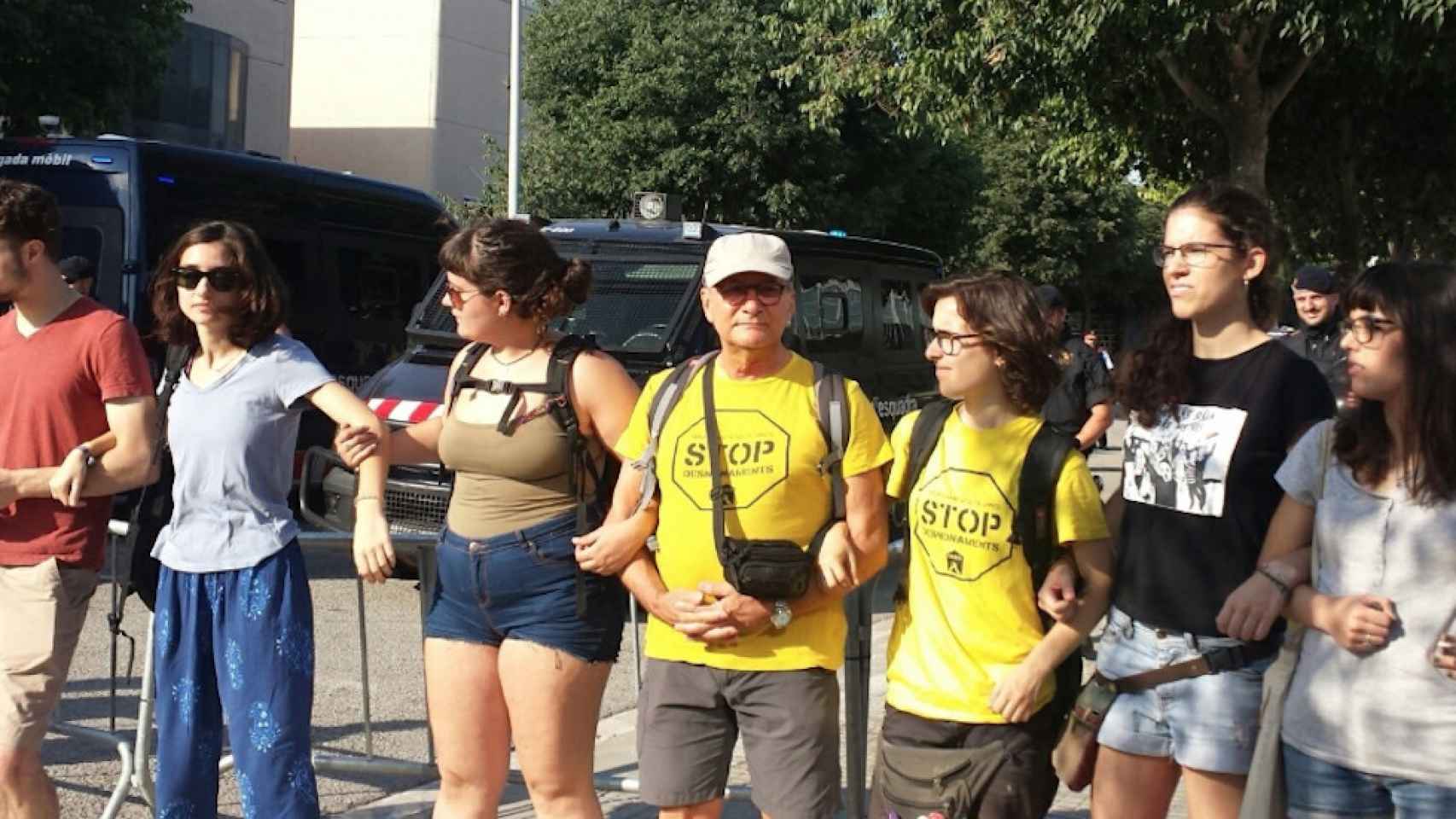 Una foto de unos manifestantes en la convocatoria contra la subasta de la Generalitat