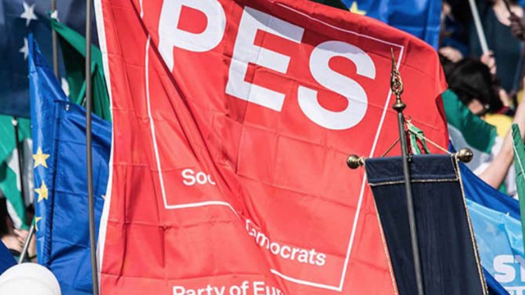 Una foto de archivo de la bandera del Partido Socialista Europeo (socialistas) / Twitter