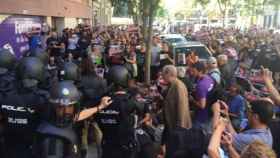 Agentes de la Policía Nacional intentan registrar la sede de la CUP el 20 de septiembre / CG