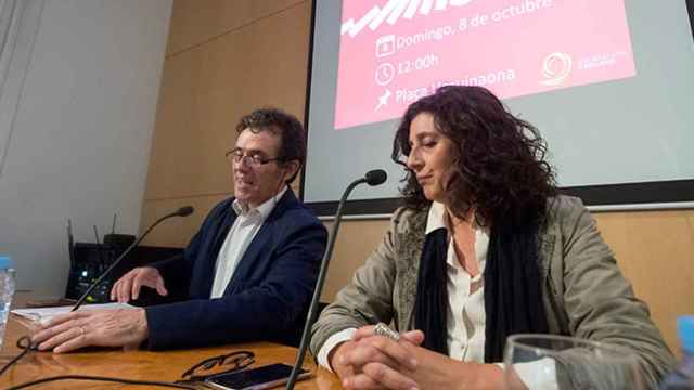 Alex Ramos (i) y Miriam Tey (d) de Societat Civil Catalana, entidad contraria a la independencia durante la rueda de prensa que ofrecieron para presentar la manifestación que celebrarán el domingo en Barcelona bajo el lema Prou! Recuperem el seny / EFE