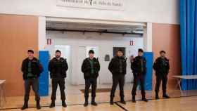 Agentes de la Guardia Civil ante el colegio electoral de Sant Julià de Ramis (Girona) donde votaba Puigdemont / EFE