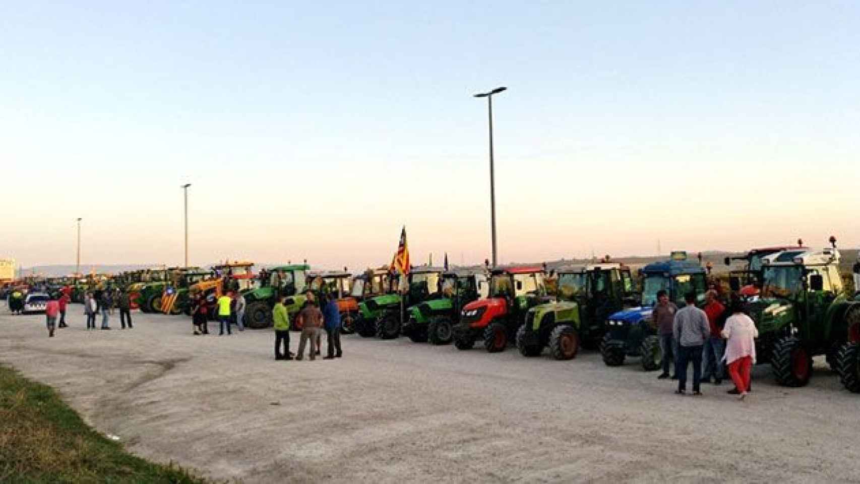 Un grupo de tractores del Penedès antes de salir en marcha hacia Barcelona, donde se concentrarán delante de la Delegación del Gobierno al mediodía / TWITTER