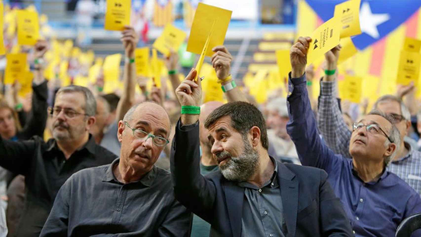 El presidente de la ANC, Jordi Sánchez (d), junto al diputado Lluís Llach, autor de la polémica sobre los funcionarios, en una imagen de archivo / EFE
