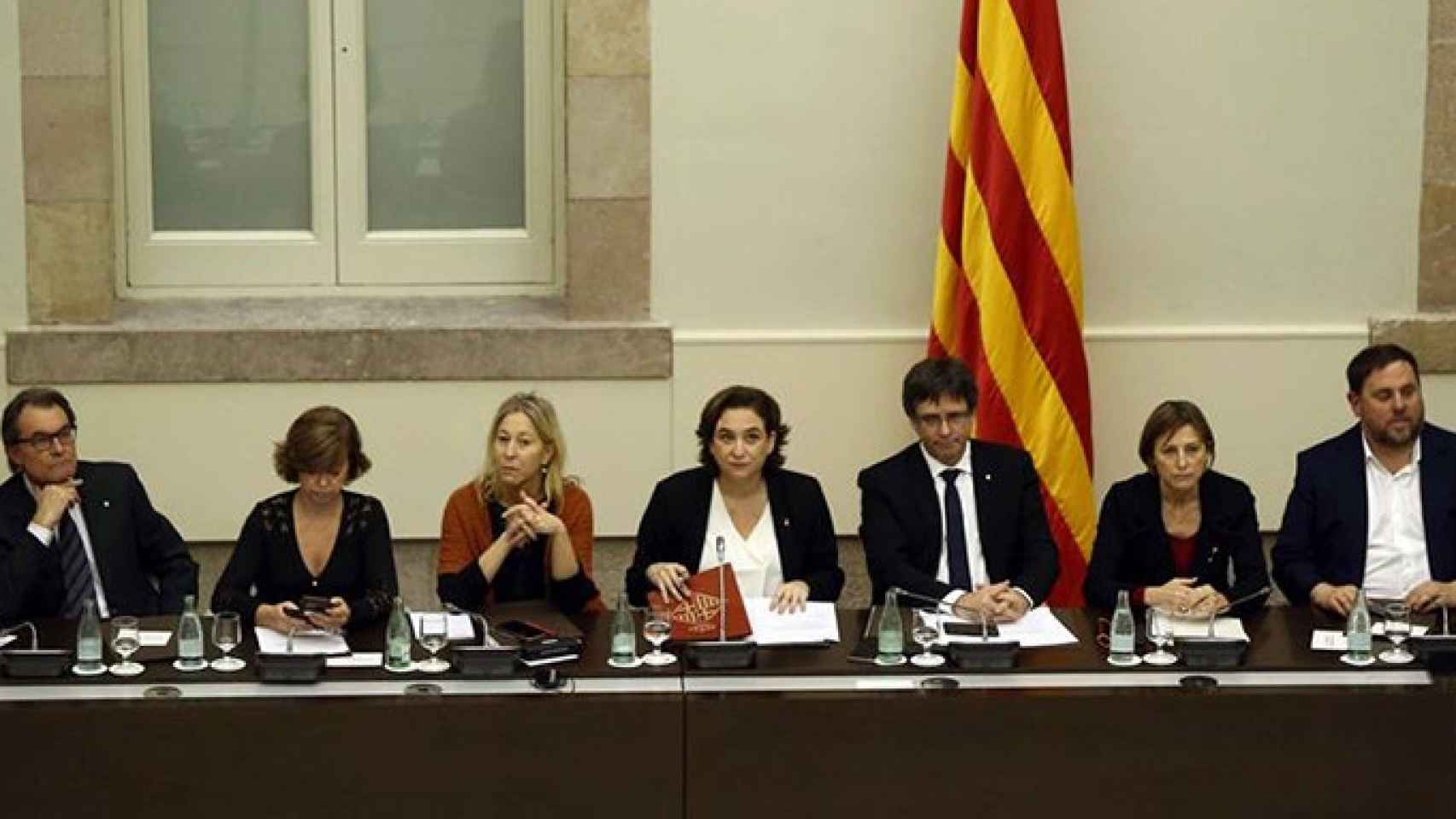 Artur Mas, Meritxell Borràs, Neus Munté, Ada Colau, Carles Puigdemont, Carme Forcadell y Oriol Junqueras en la cumbre del referendum que motiva las sospechas del fiscal / EFE