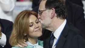 El presidente del PP, Mariano Rajoy, besa a María Dolores de Cospedal / EFE