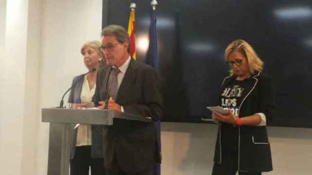 Artur Mas, junto a Joana Ortega (derecha) e Irene Rigau, tras conocer la petición de inhabilitación de la Fiscalía por la consulta del 9N / CG