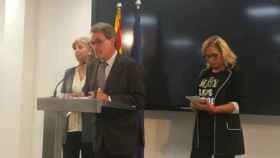 Artur Mas, junto a Joana Ortega (derecha) e Irene Rigau, tras conocer la petición de inhabilitación de la Fiscalía por la consulta del 9N / CG