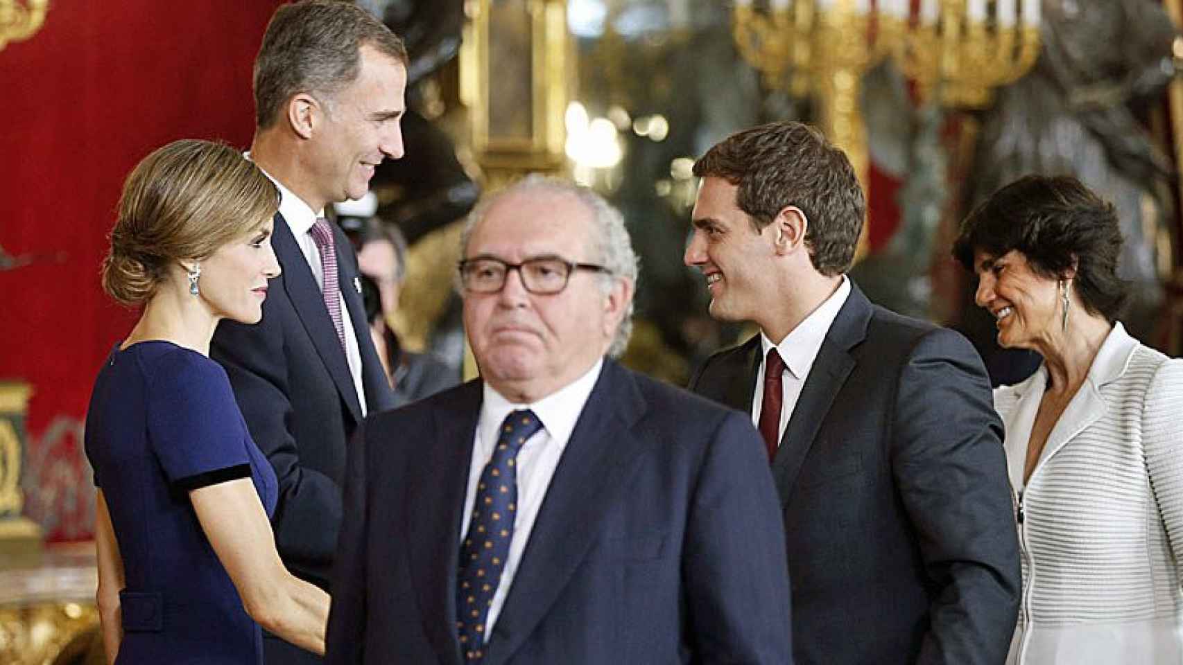 Los Reyes Fel¡pe y Letizia saludan al presidente de Ciudadanos, Albert Rivera, durante la recepción de este lunes en el Palacio Real con motivo de la Fiesta Nacional