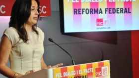 La portavoz del PSC, Esther Niubó, en rueda de prensa en la sede del partido