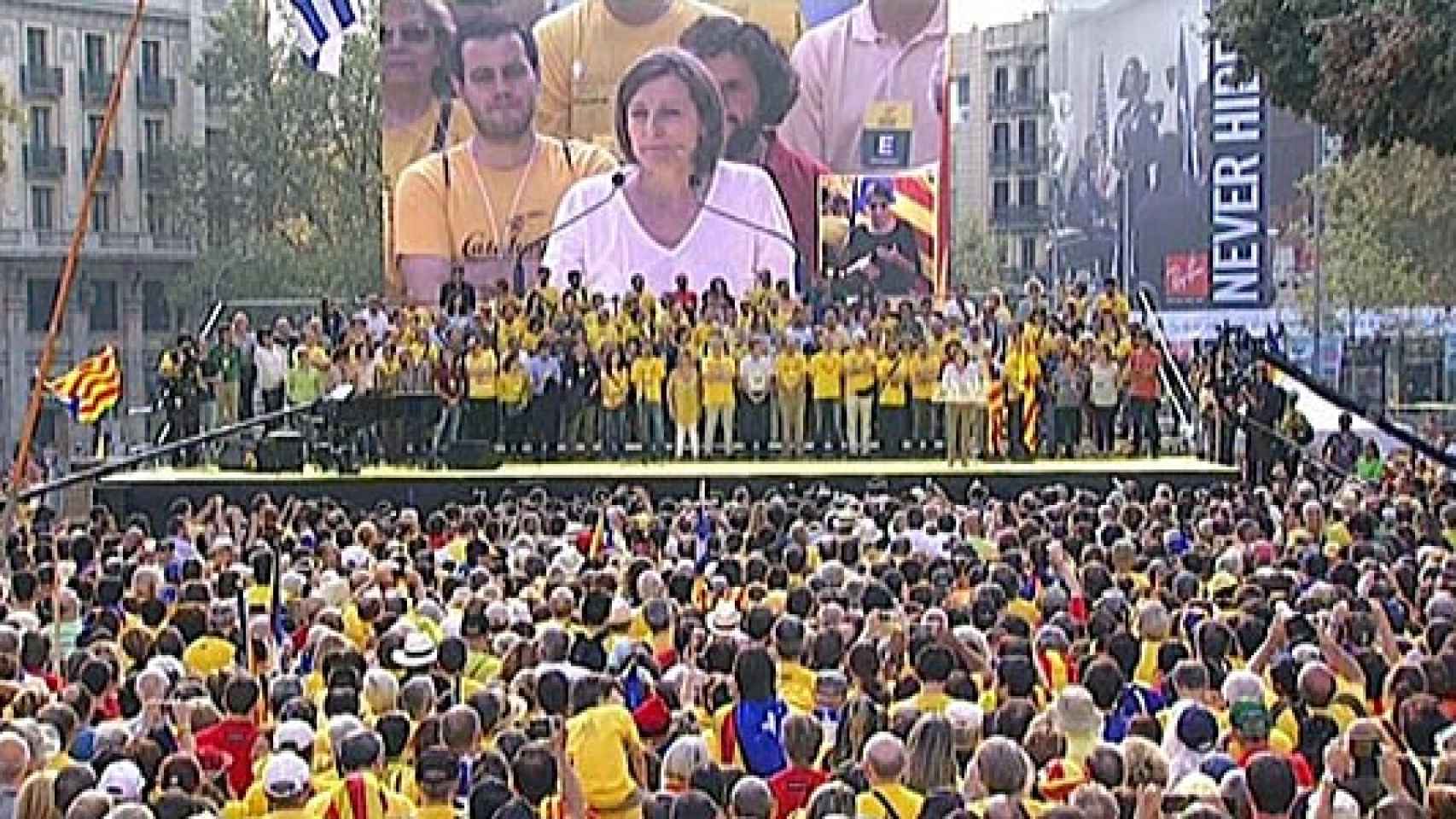 La presidenta de la ANC, Carme Forcadell, durante la concentración independentista celebrada este domingo en la plaza de Cataluña de Barcelona