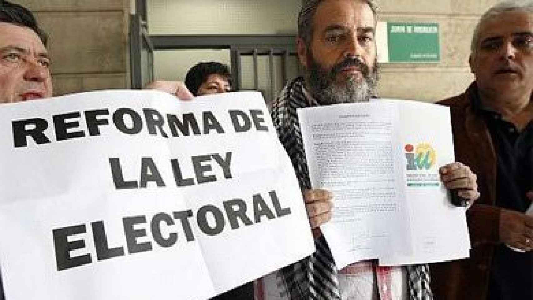 Juan Manuel Sánchez Gordillo, en el centro, después de presentar en los juzgados de Sevilla una denuncia contra la ley electoral