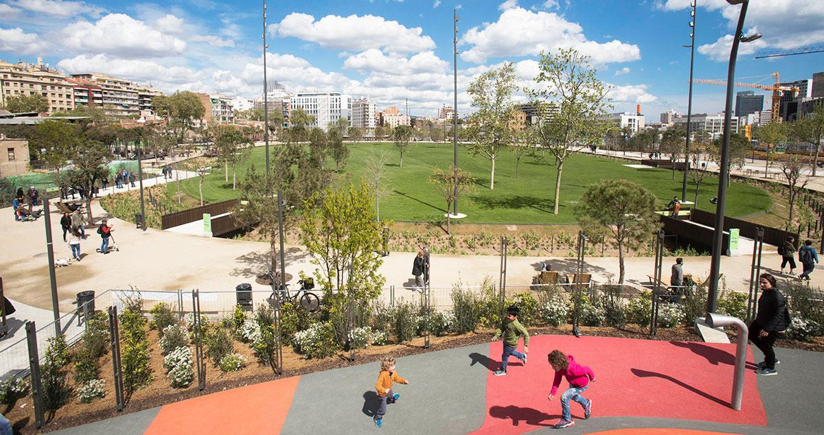 Vista aérea de la nueva zona verde de la plaza de les Glòries, en Barcelona / AjBCN