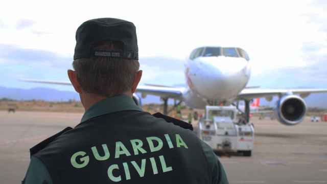 La Guardia Civil suspende a un agente por trabajar para una aerolínea privada sin permiso / EP