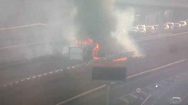 Un camión incendiado en la C-32 provoca retenciones / TRÀNSIT