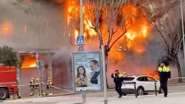 Incendio en una nave de tratamiento de caucho de Sant Boi de Llobregat (Barcelona) este lunes por la tarde / CG