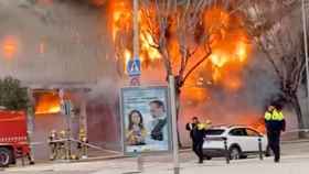 Incendio en una nave de tratamiento de caucho de Sant Boi de Llobregat (Barcelona) este lunes por la tarde / CG