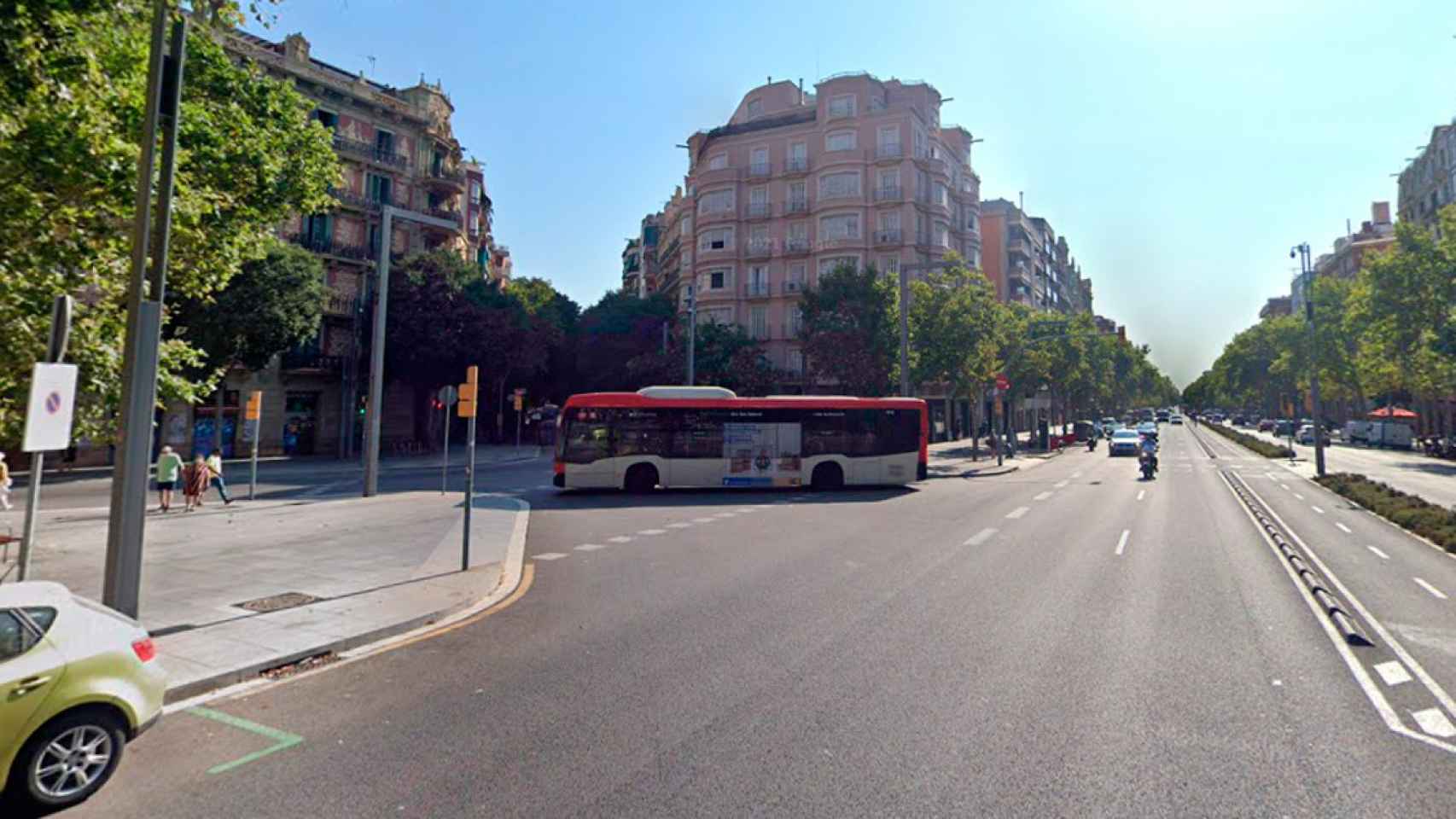 Un autobús de TMB gira desde la avenida Paral·lel de Barcelona hacia la calle Tamarit / GOOGLE STREET VIEW