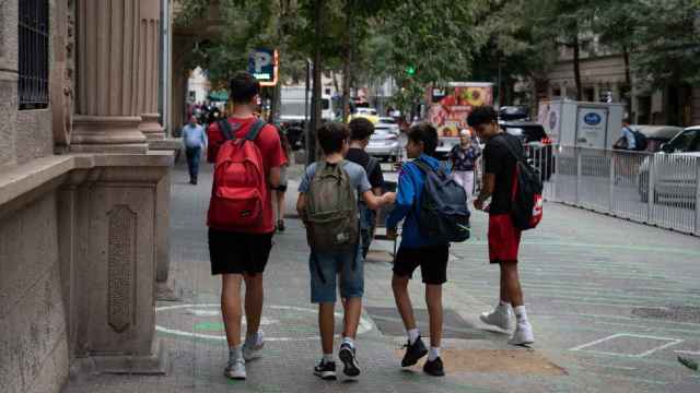 Un grupo de chicos en la salida de una escuela de Cataluña, donde habrá una guía para abordar las conductas suicidas / EUROPA PRESS