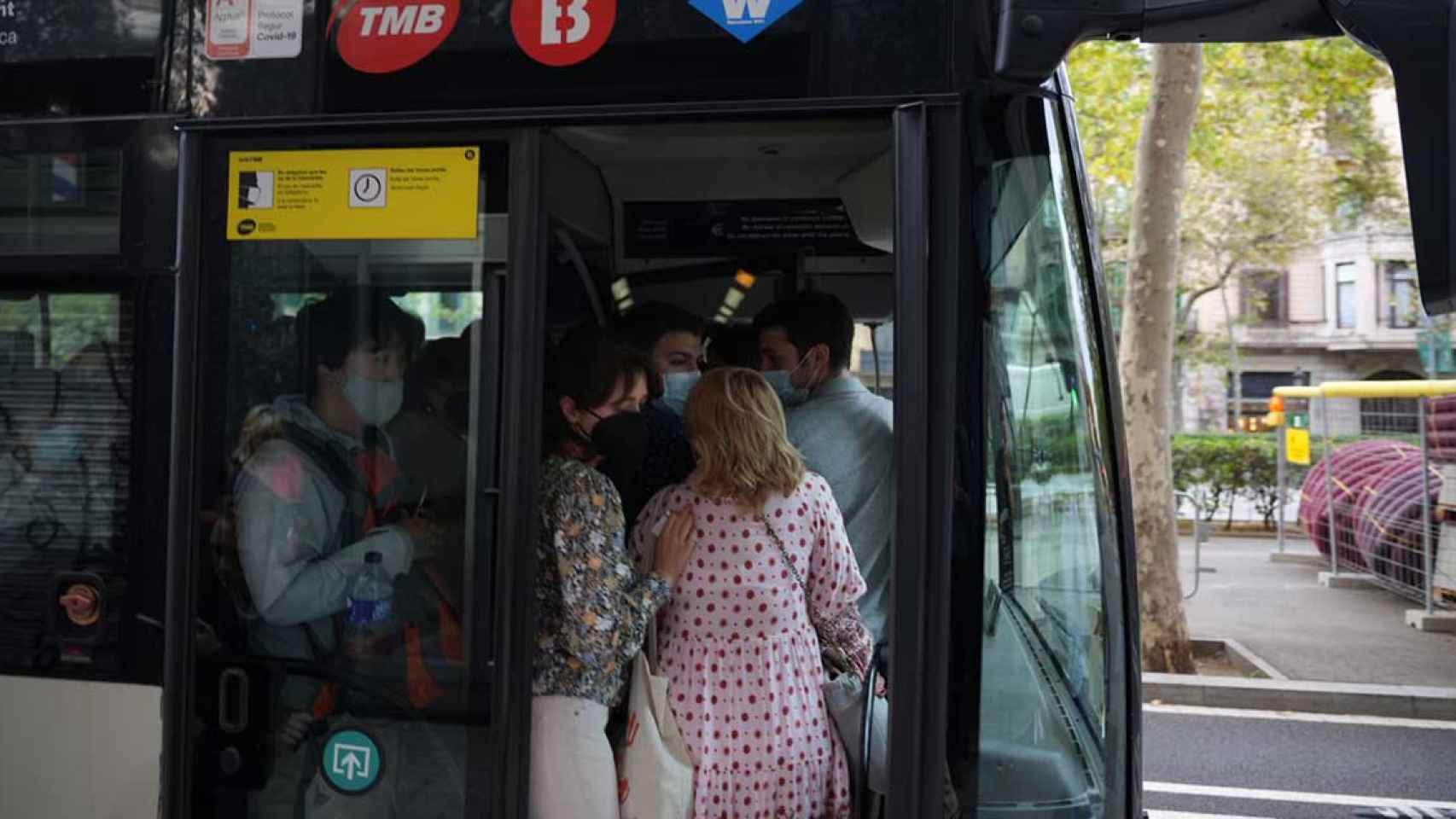 Un bus de TMB de Barcelona con aglomeración de personas por la huelga / LUIS MIGUEL AÑÓN (CG)