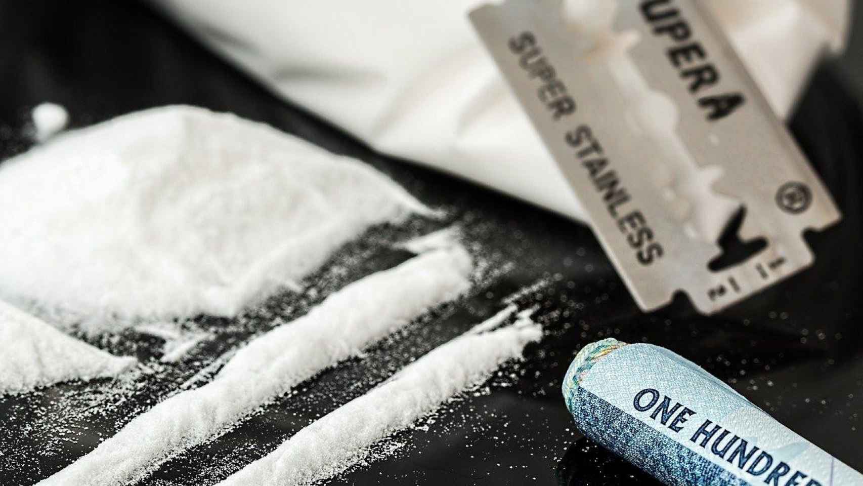 Rayas de cocaína, una de las drogas que llevaba el conductor / PIXABAY
