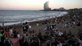 Arranca la verbena de San Juan sin restricciones en la playa de la Barceloneta / EUROPA PRESS