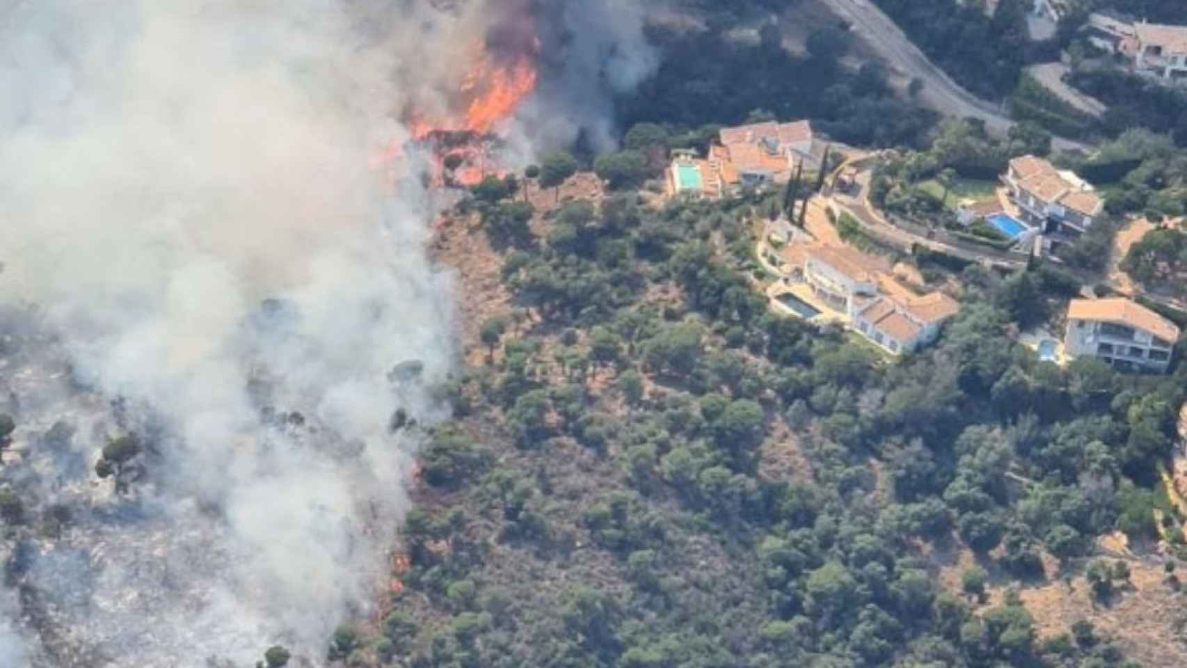 Imagen del incendio de Castell d'Aro (Girona) / AGENTES RURALES