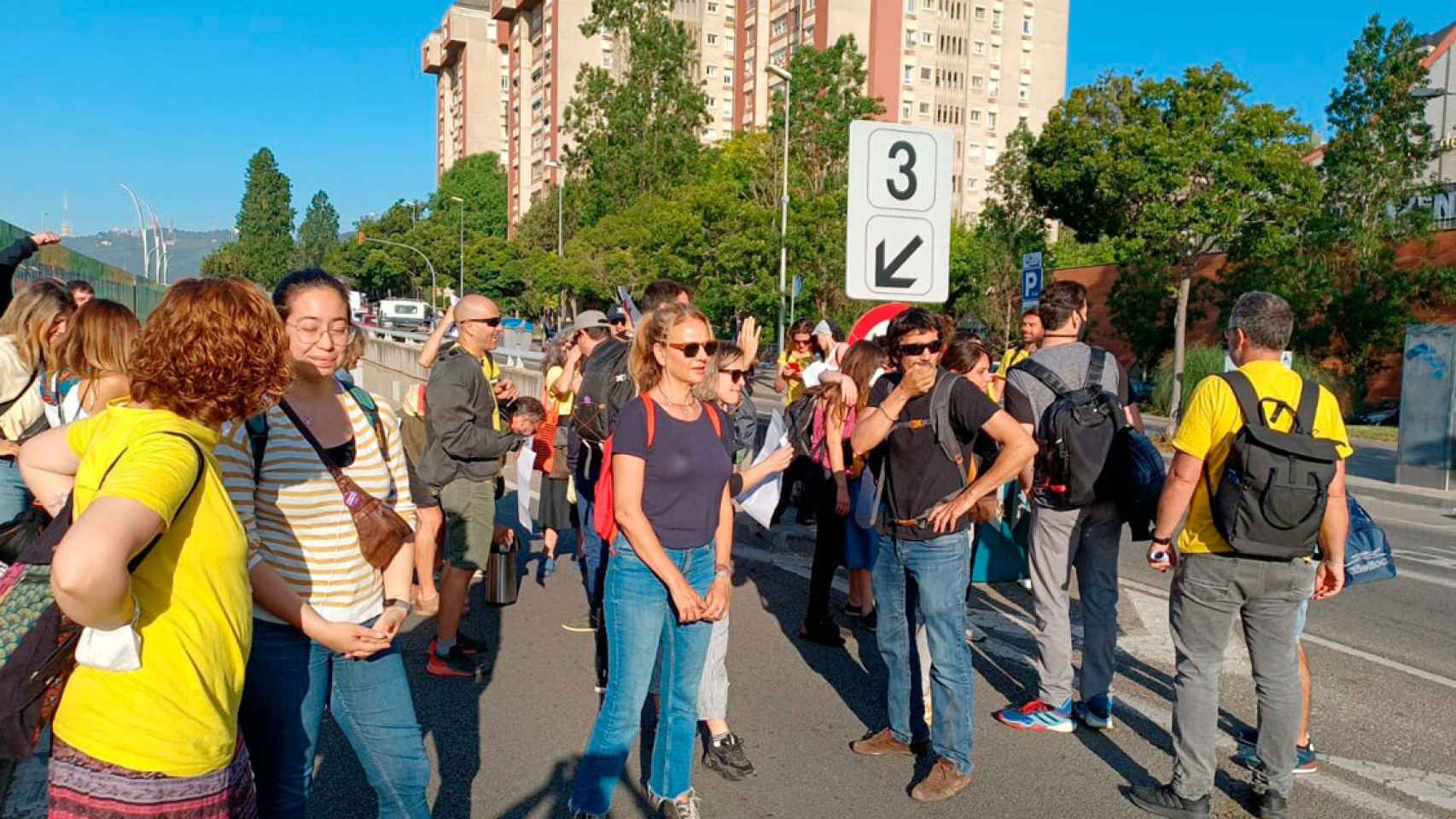 Imagen de los profesores en huelga cortando una vía en Barcelona / CG