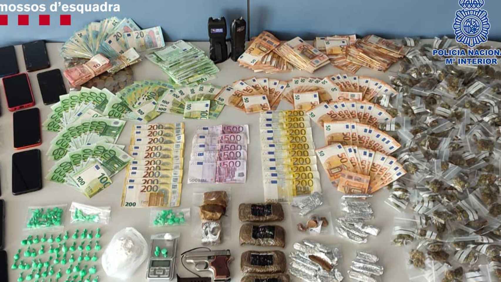 Droga y dinero en efectivo incautado al clan que vendía sustancias estupefacientes en un supermercado y en un gimnasio de Sant Pere de Ribes / MOSSOS