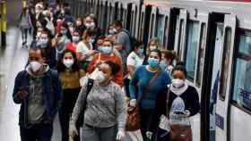 Pasajeros con mascarilla en el Metro de Barcelona / EFE