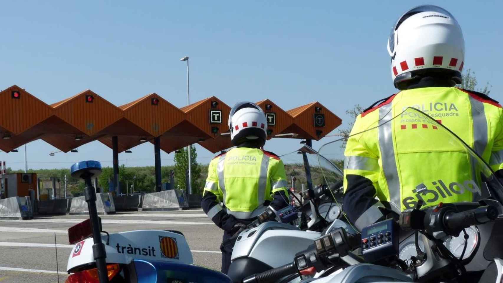 Agentes del Servei Català de Tránsit, que ha confirmado el fallecimiento de los dos conductores / MOSSOS D'ESQUADRA
