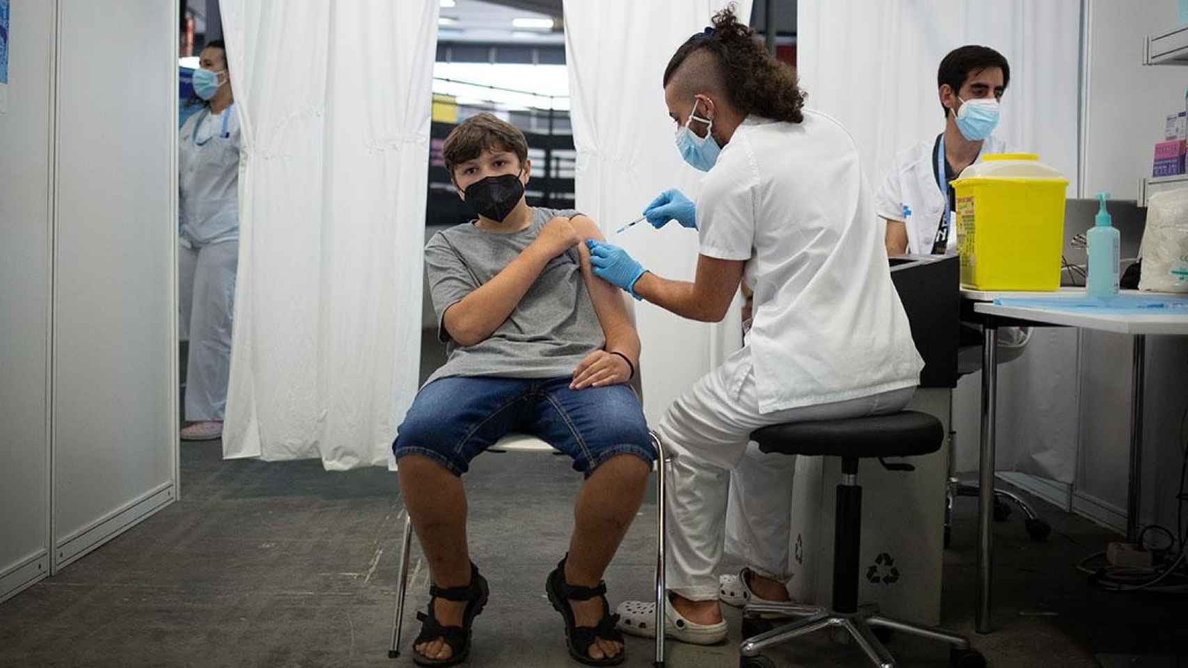 Un adolescente recibe la vacuna de Pfizer contra el Covid-19 / David Zorrakino (EP)