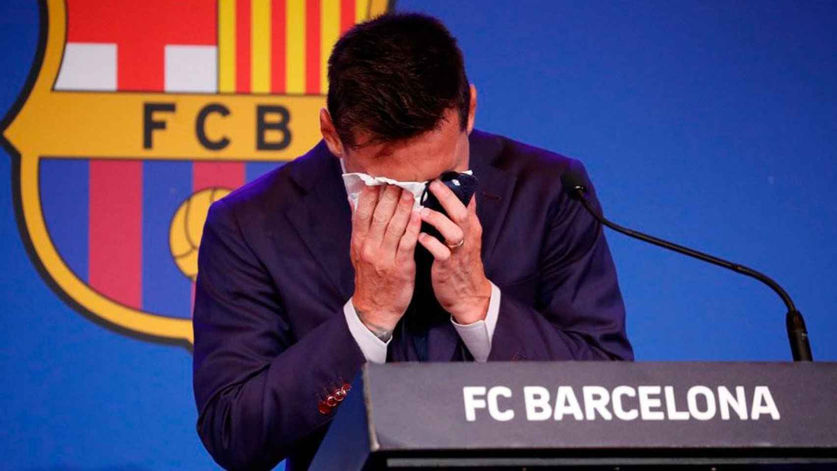 Leo Messi, entre lágrimas en su rueda de prensa de despedida del FC Barcelona / EFE