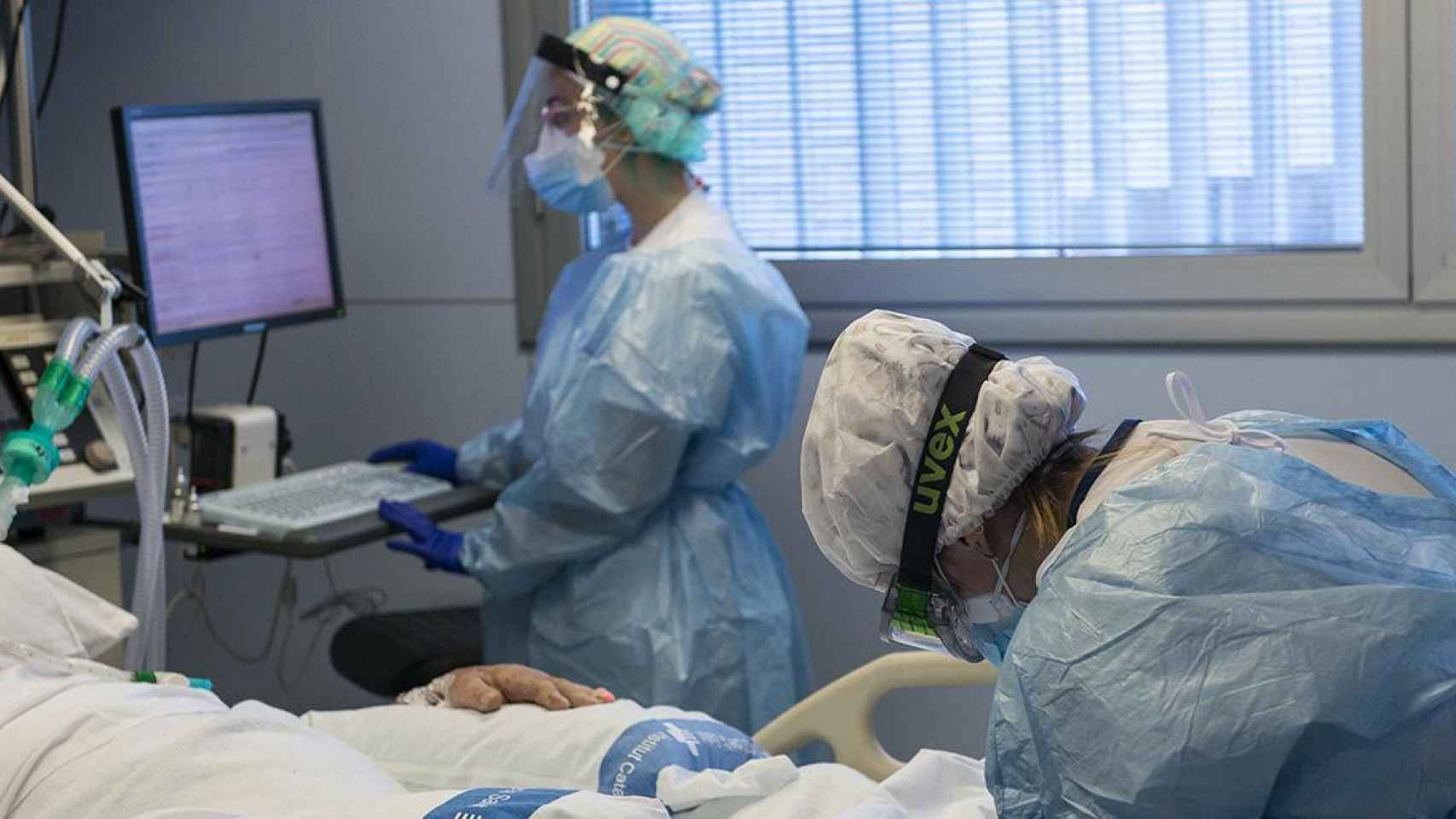 Sanitarios atienden a un paciente con Covid-19 en la uci de un hospital / GLÒRIA SÁNCHEZ
